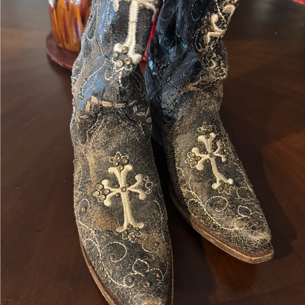 Corral by Buckle Inc Embroidered Distressed Black Heeled Boots. worn twice. - Picture 3 of 5